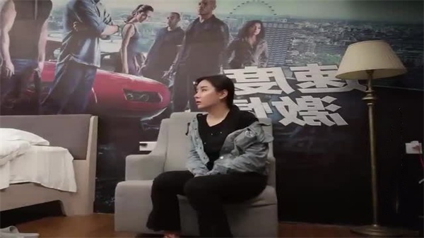 代班小哥约炮牛仔外套辣妹，车内狂干内射骚穴